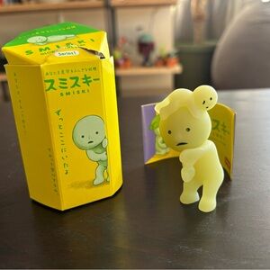 [SOLD] [NEW] Smiski Series 1 Peeking w/ Mini Little surprise Hugging Smiski RARE